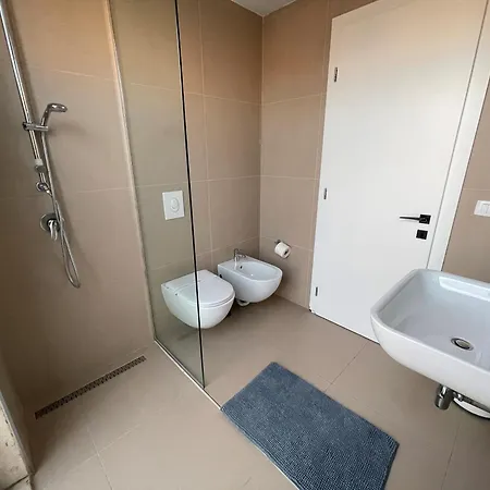 Rooftop 3* ティラナ